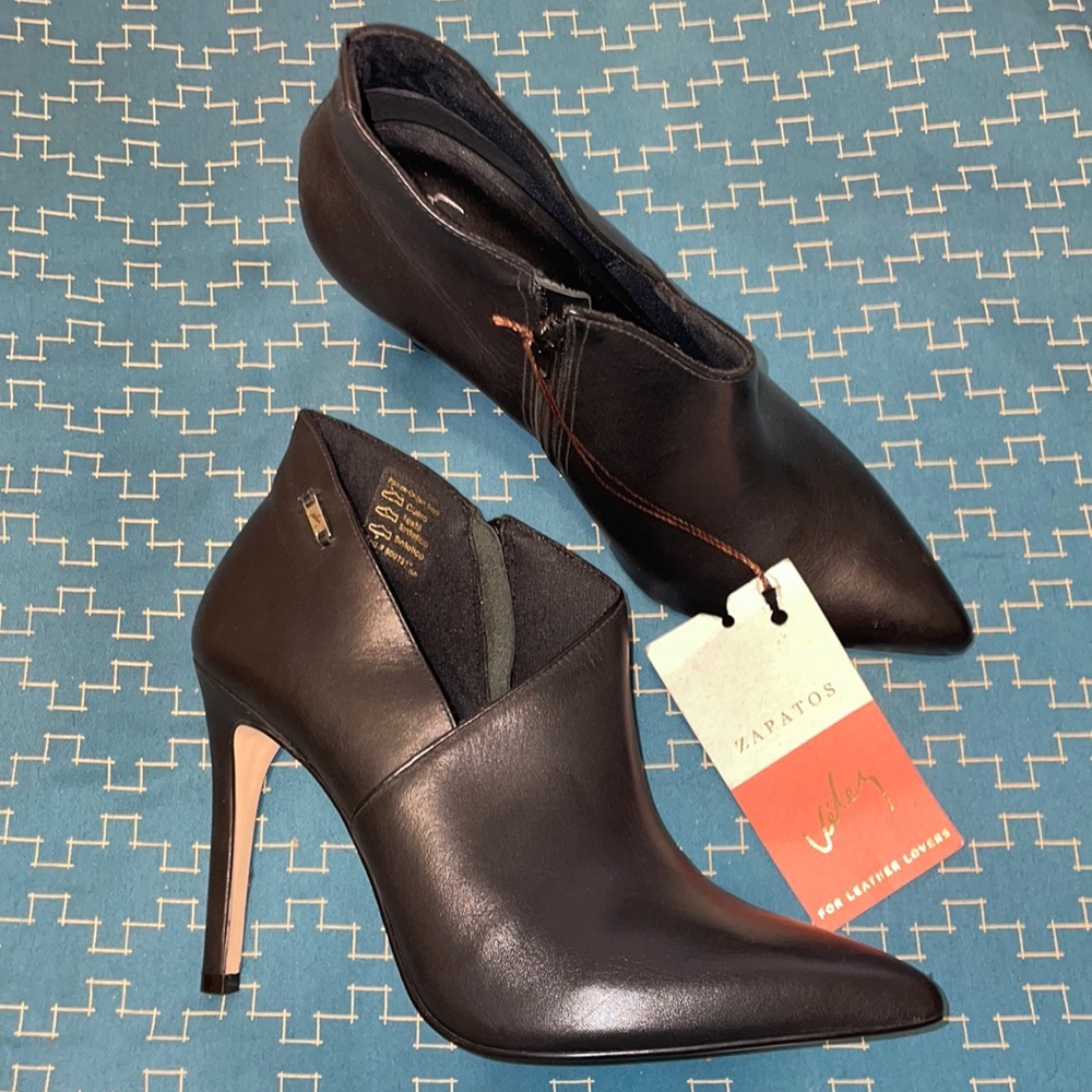 Velez 6.5 Like new. Tried on several times but never worn out.No returns.